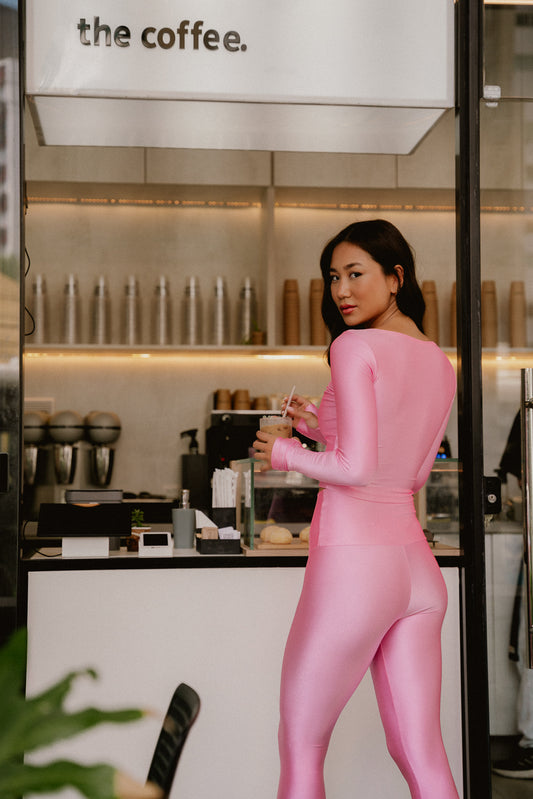 TOP CROPPED MANGA LONGA DEDINHO SHINY PINK SPLASH