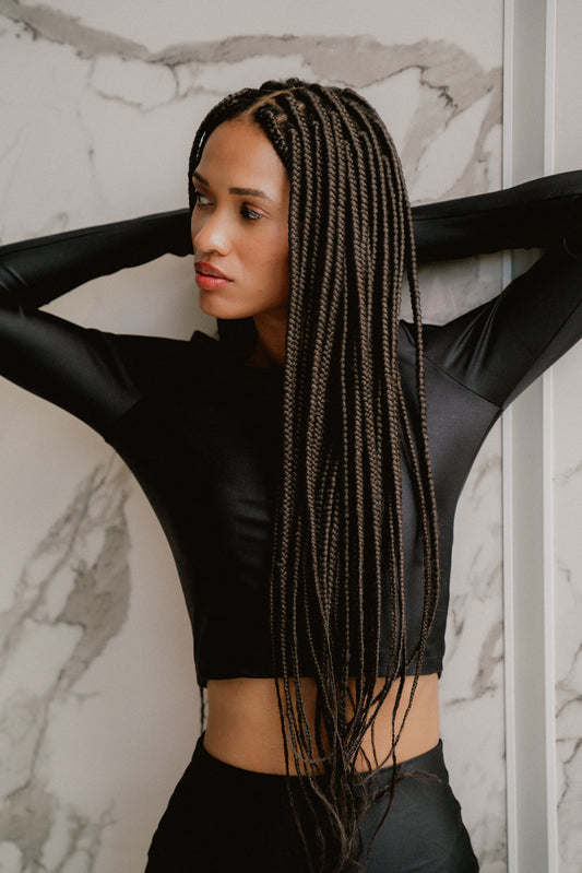 TOP CROPPED MANGA LONGA DEDINHO SHINY BLACK