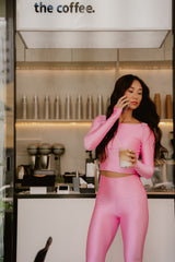 TOP CROPPED MANGA LONGA DEDINHO SHINY PINK SPLASH