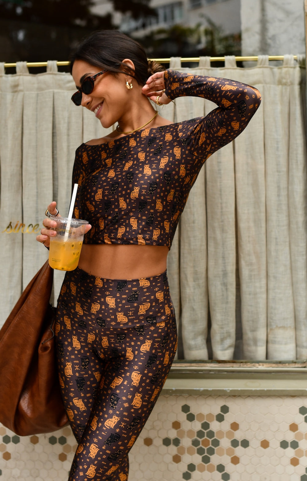 TOP CROPPED MANGA LONGA DEDINHO SAHARA CATS BROWN