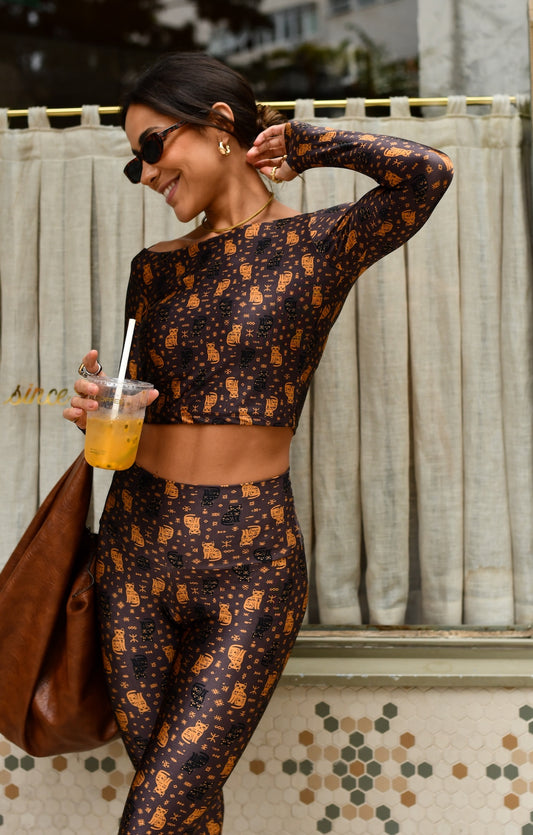 TOP CROPPED MANGA LONGA DEDINHO SAHARA CATS BROWN