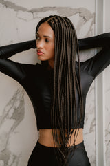 TOP CROPPED MANGA LONGA DEDINHO SHINY BLACK